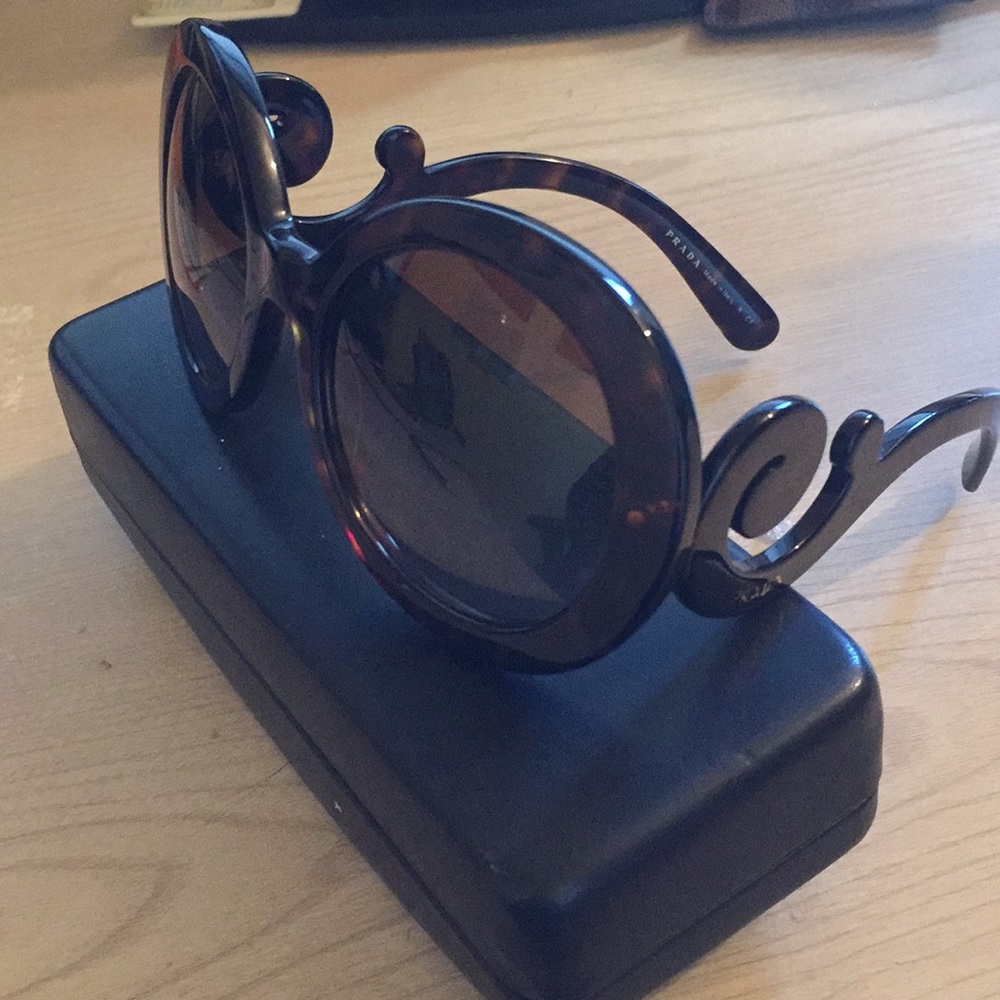 🕶Prada SUNGLASSES 🕶 authentic •no case•